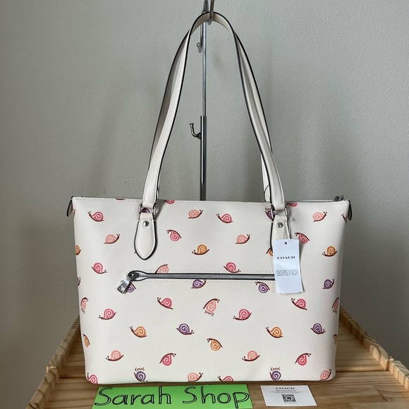 ✅Coach Gallery Tote with snail printed - Picture 2 of 13